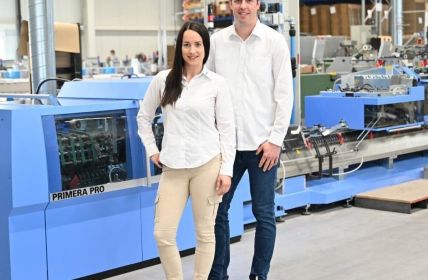 Hochautomatisierter Primera PRO optimiert Produktion mit Touchscreen und (Foto: Müller Martini AG)