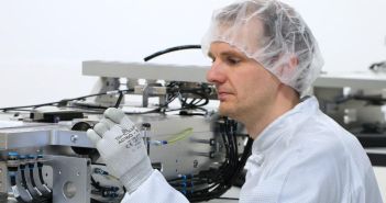 Thermisch entkoppelte Luftlagerführung minimiert Kalibrieraufwand und erhöht spürbar Wiederholgenauigkeit Patentierte Luftlagerpositionierung gewährleistet submikrometergenaues reibungsfreies und thermisch stabiles (Foto: JAT - Jenaer Antriebstechnik GmbH)