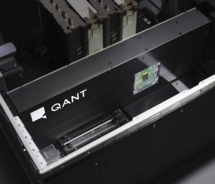 Die schlüsselfertige NPU 2 von Q.ANT (Bild links) (Foto: Q.ant GmbH)