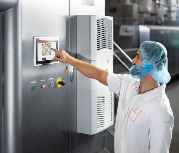 Die Mensch-Maschine-Schnittstelle des STAQ-Systems von QING (Foto: Stäubli Tec-Systems GmbH Robotics)